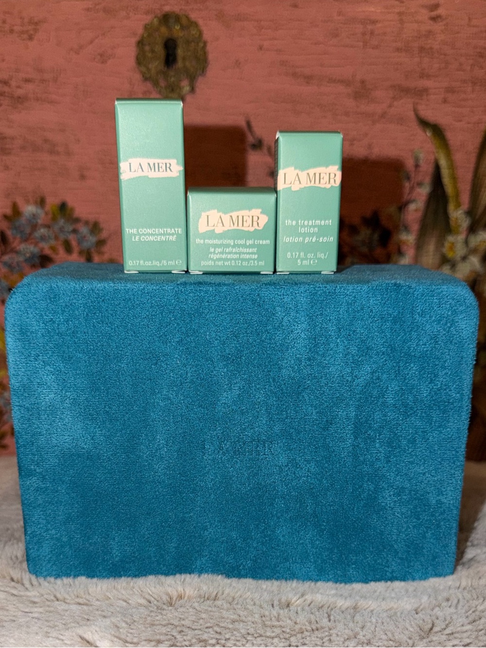 La Mer Velvet Beauty Jewelry Box with 3 La Mer Mini Skincare Products